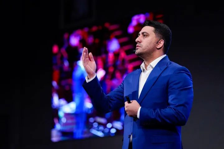 مجید یدالهی با دستِ بالا در سخنرانی