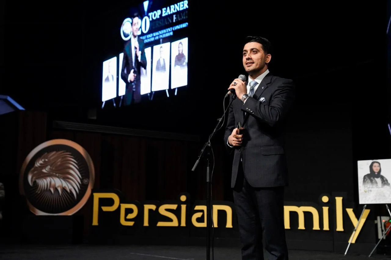 مجید یدالهی پشت میکروفون در همایش سالانه