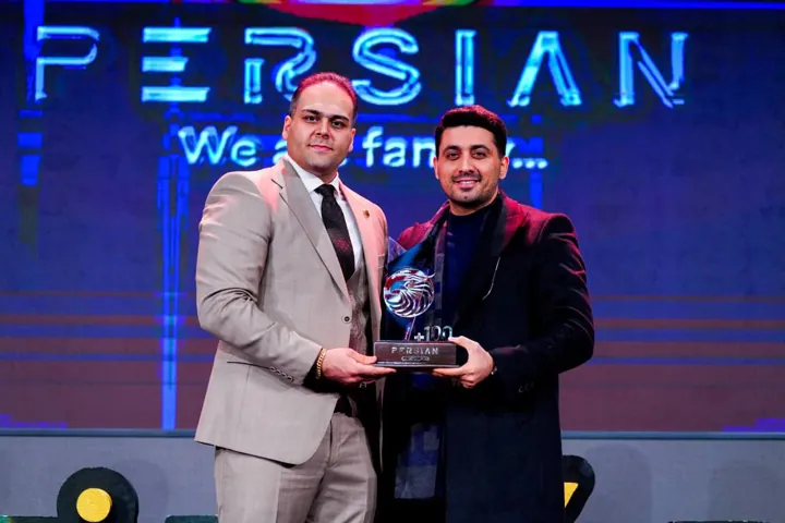 مجید یدالهی با تندیس +۱۰۰